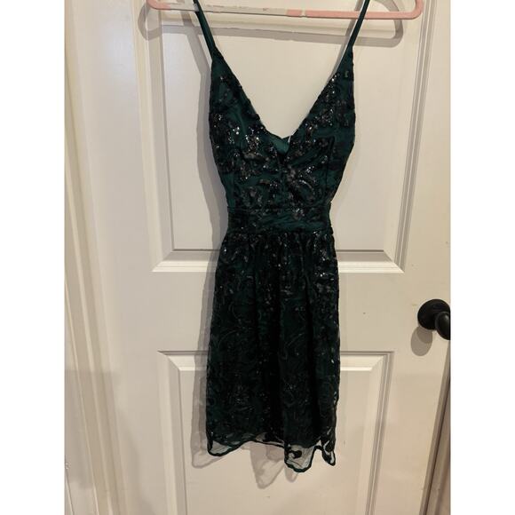 Lulu’s NWT emerald green sequence mini party dress - Picture 2 of 10